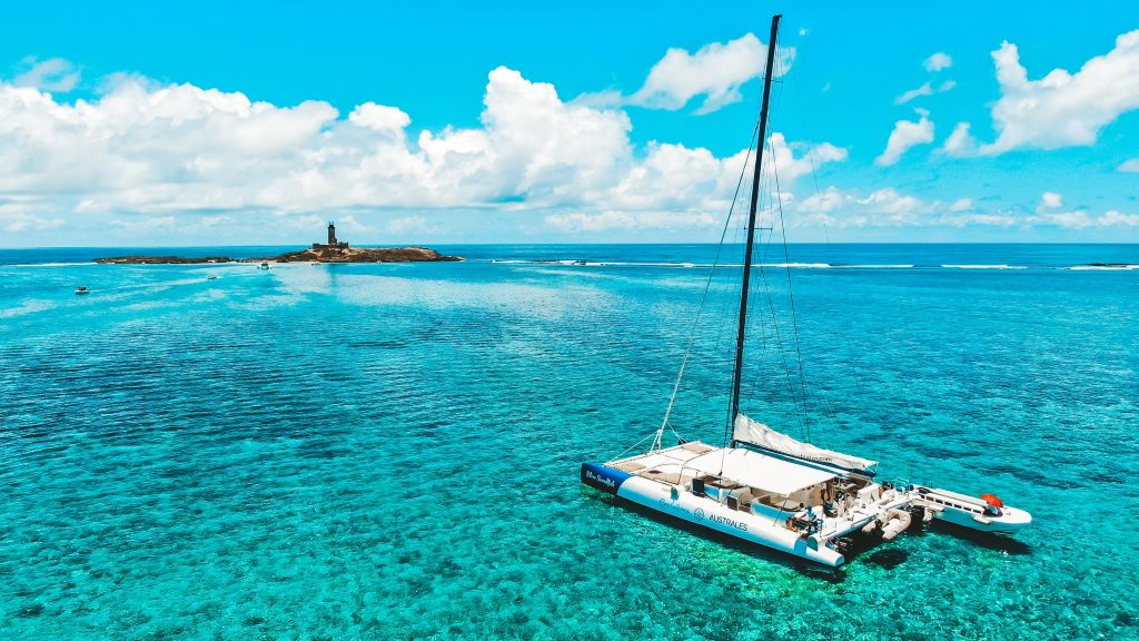 Catamaran East Tour Holiday Wonders