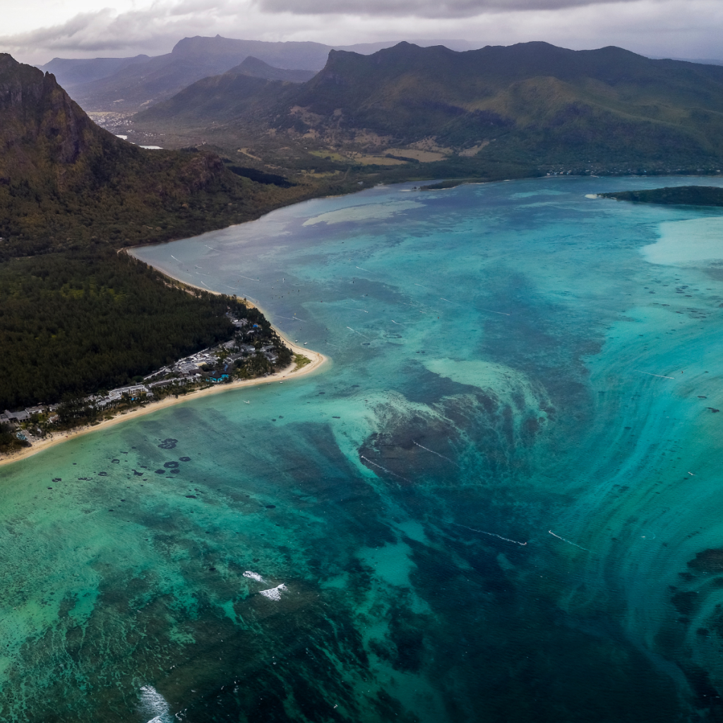 Helicopter Tour Mauritius – Underwater Waterfall & Le Morne
